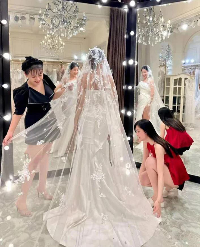 Đoàn Di Băng đưa vú Kim đi thử váy cưới trăm triệu