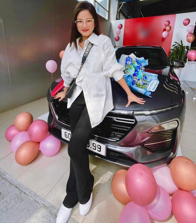 Sau 5 năm làm việc, vú Kim mua siêu xe bạc tỷ