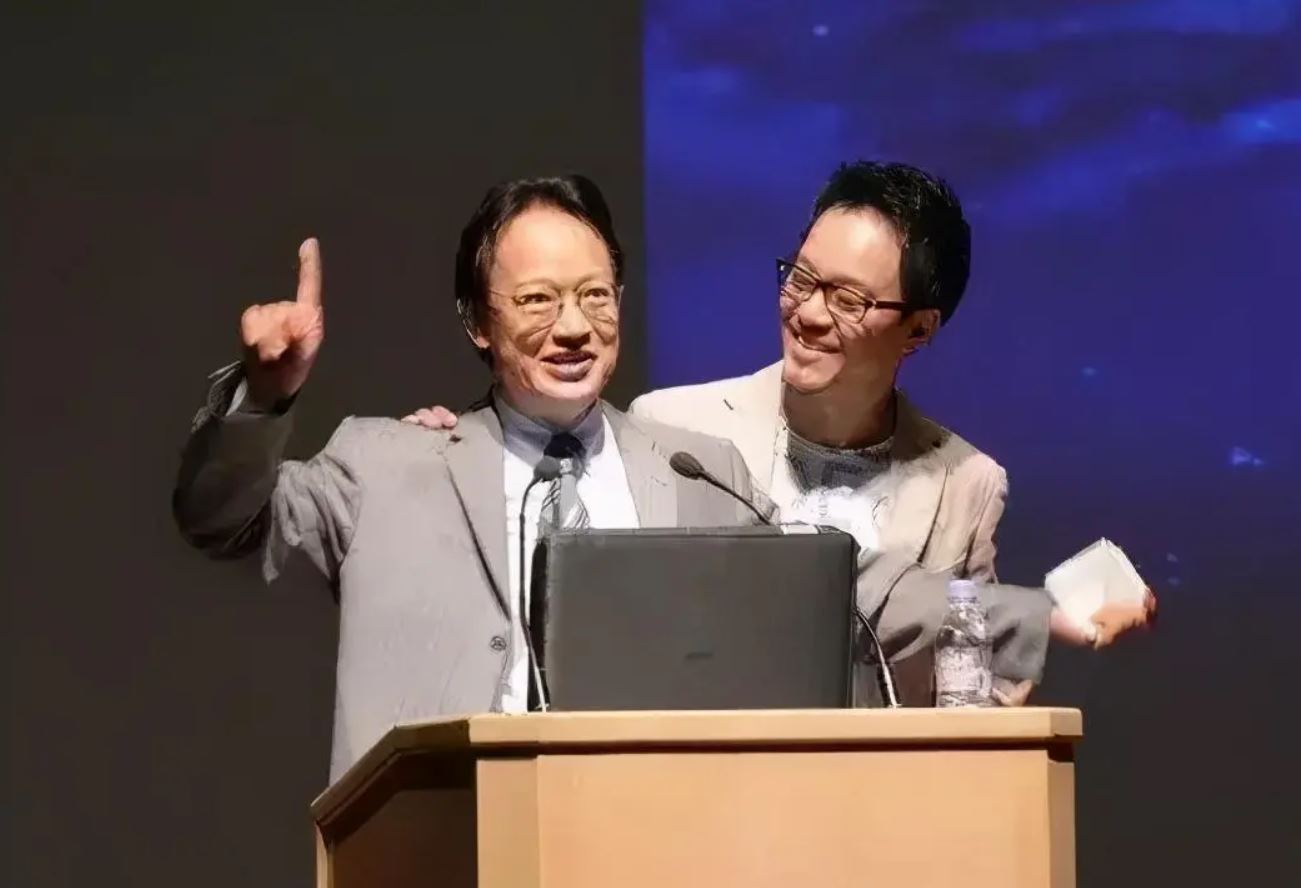 Chính câu nói của Liu Yong đã thức tỉnh Liu Xuan (người bên phải) và nhận ra tầm quan trọng của việc học