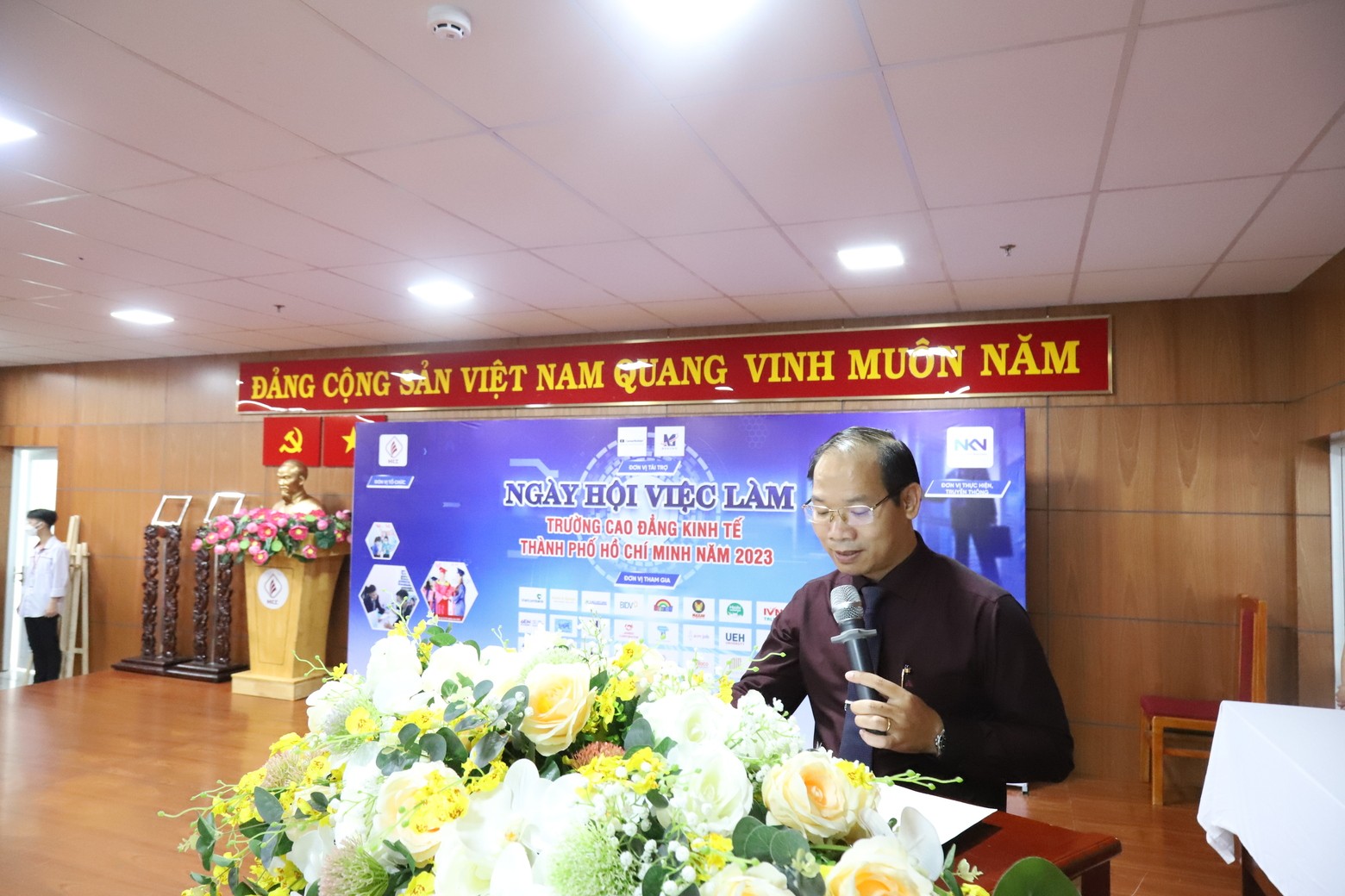 Thầy Trần Văn Tú - Hiệu trưởng trường HCE phát biểu tại Ngày hội