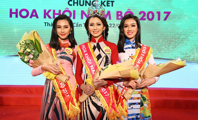 Thùy Tiên (trái) trong cuộc thi Hoa khôi Nam Bộ năm 2017