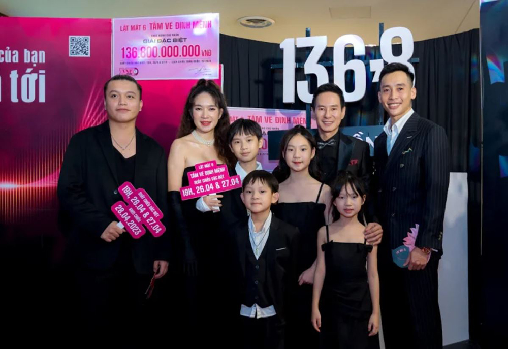 Vợ chồng Lý Hải - Minh Hà cùng 4 người con tại sự kiện tối ngày 25/4