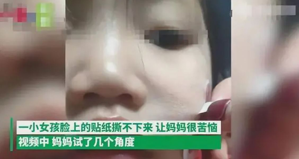 Người mẹ quay clip tố cô giáo dán sticker lên mặt khiến con gái bị tổn thương