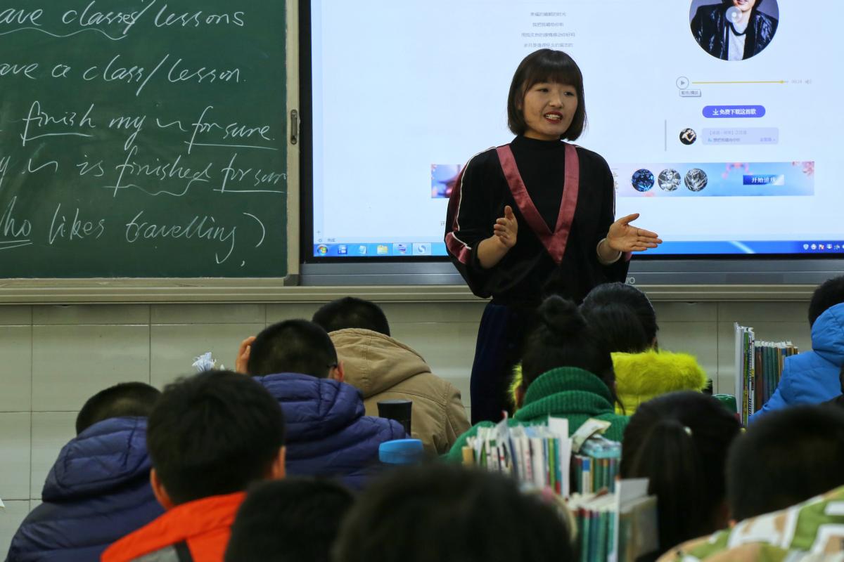 Các trường học ở Trung Quốc đều lắp đặt máy chiếu để phục vụ công tác giảng dạy (Ảnh minh hoạ)