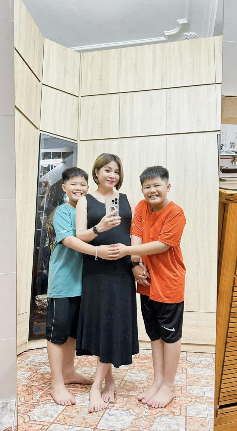 Hoàng Linh mang thai lần 2 với chồng sau