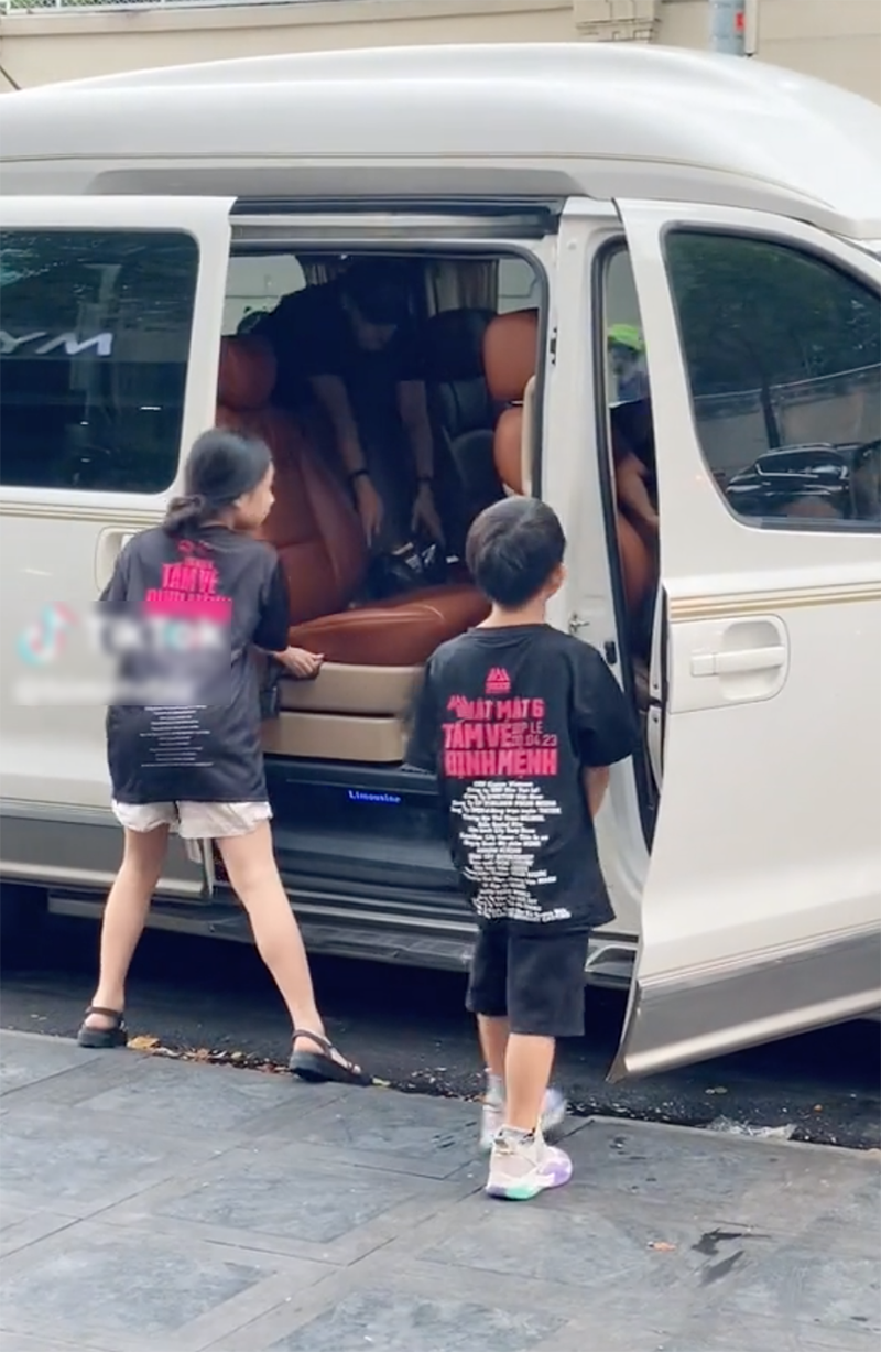 Các con của Lý Hải - Minh Hà tự giác mở cửa xe chờ bố mẹ (Ảnh cắt từ clip Bí mật Vbiz)