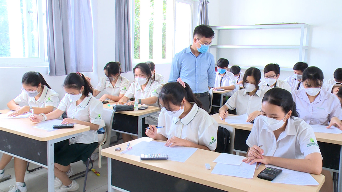 Học sinh khối lớp 9 của trường TH-THCS-THPT Phan Chu Trinh ở tỉnh Bình Dương kiểm tra môn Toán sớm hơn 1 ngày so với quy định (Ảnh minh hoạ)