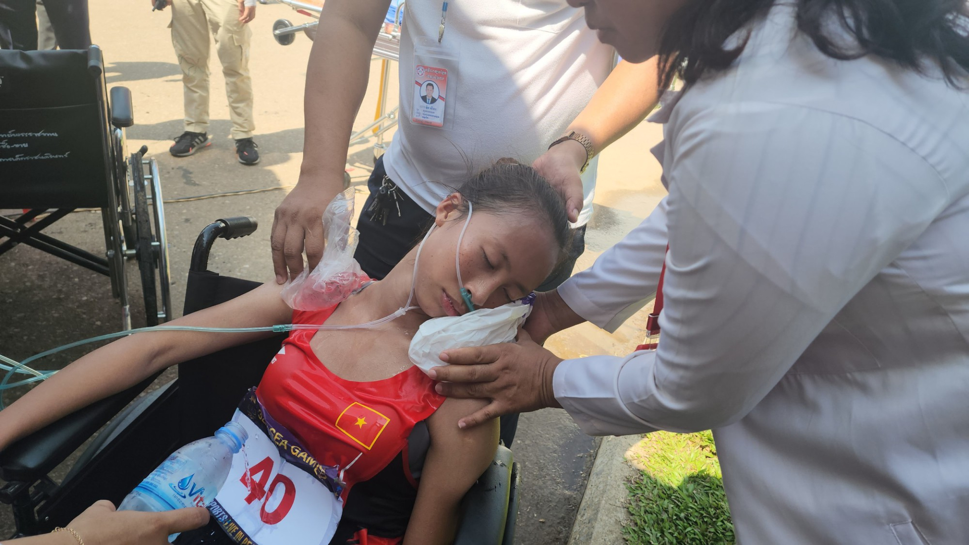 Mặc dù sốc nhiệt, mất nước nhưng vận động viên Nguyễn Thị Ninh vẫn cố gắng cán đích trước khi ngất xỉu (Ảnh: Thanh Niên)