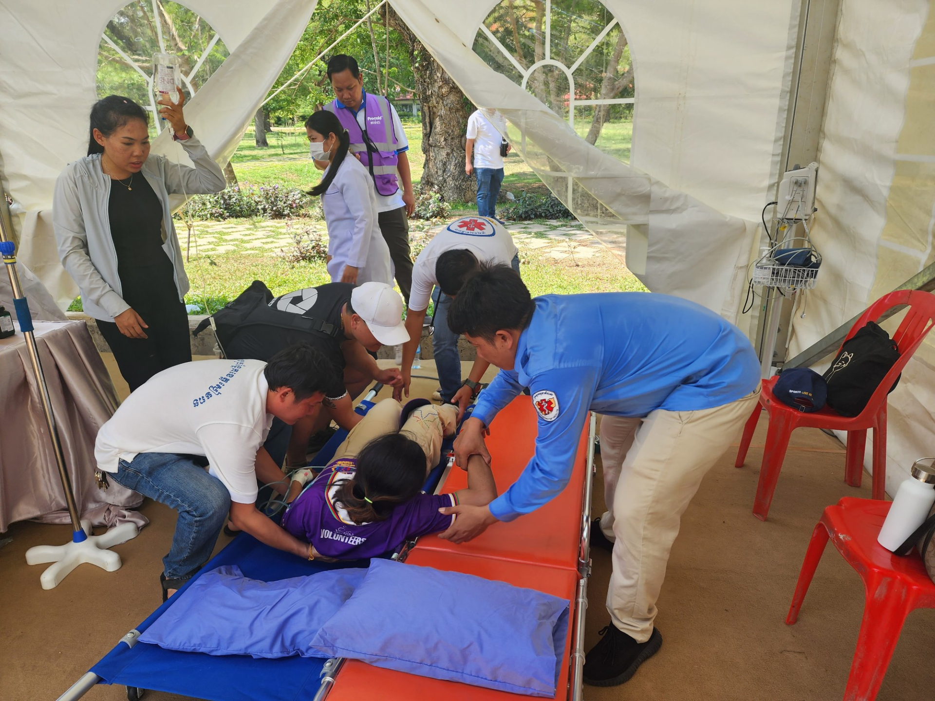 Tình nguyện viên cũng không chịu nổi thời tiết khắc nghiệt tại Campuchia (Ảnh: Thanh Niên)