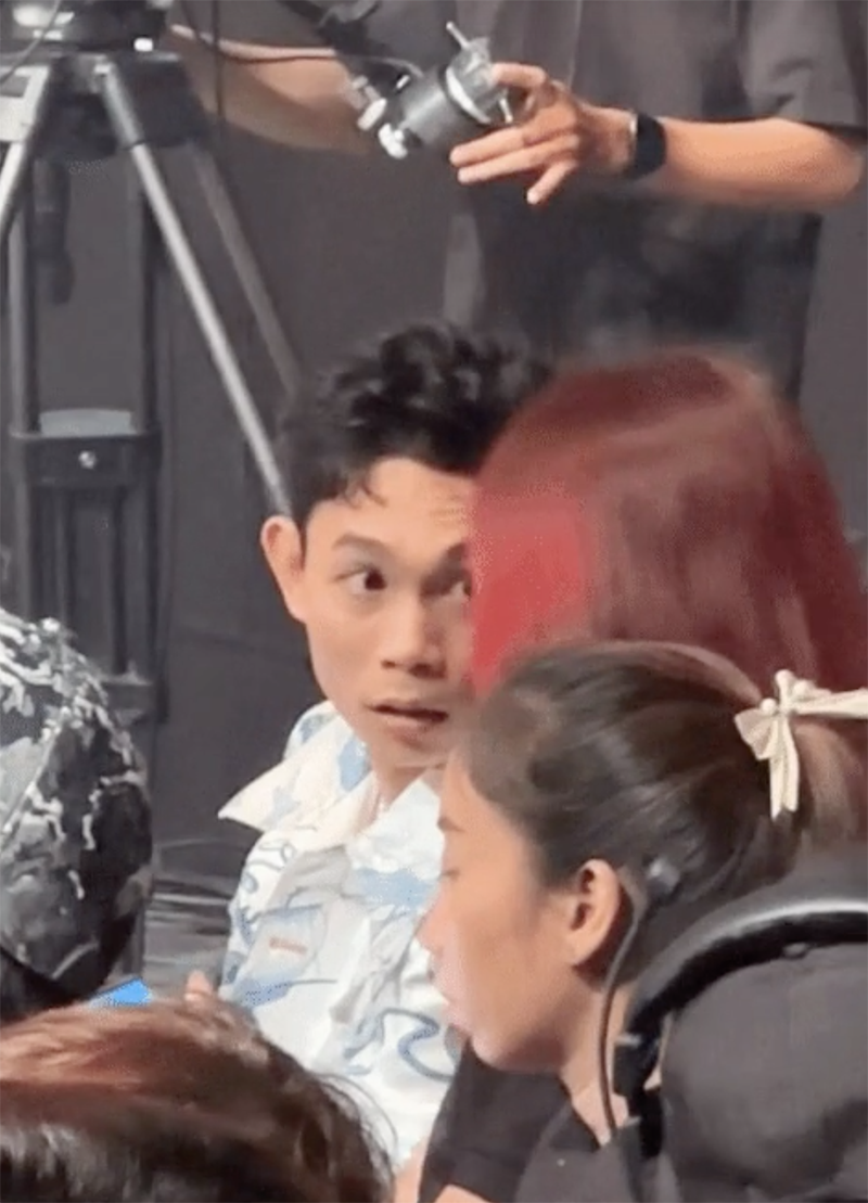 Clip Hồng Thanh ngồi cạnh cô gái lạ khi đi xem Chung kết Cười Xuyên Việt, fan thắc mắc sao DJ Mie không đi cùng? - ảnh 1