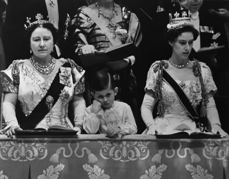 Vua Charles với khuôn mặt chán nản trong lễ đăng cơ của Nữ hoàng Elizabeth II