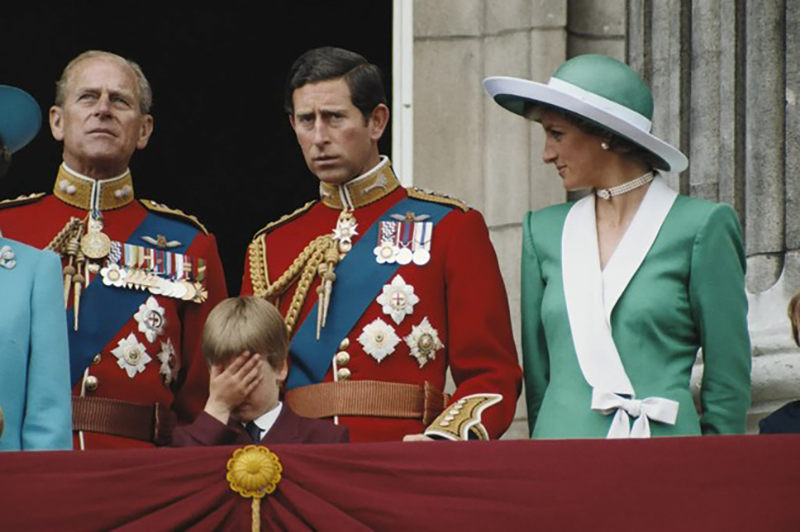 Bức ảnh Vua Charles chống cằm buồn chán trong lễ đăng quang của mẹ là Nữ hoàng Elizabeth II gây sốt trở lại - ảnh 2