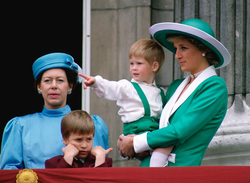 Hoàng tử William với biểu cảm chán chường khi đứng cùng mẹ ruột là Công nương Diana