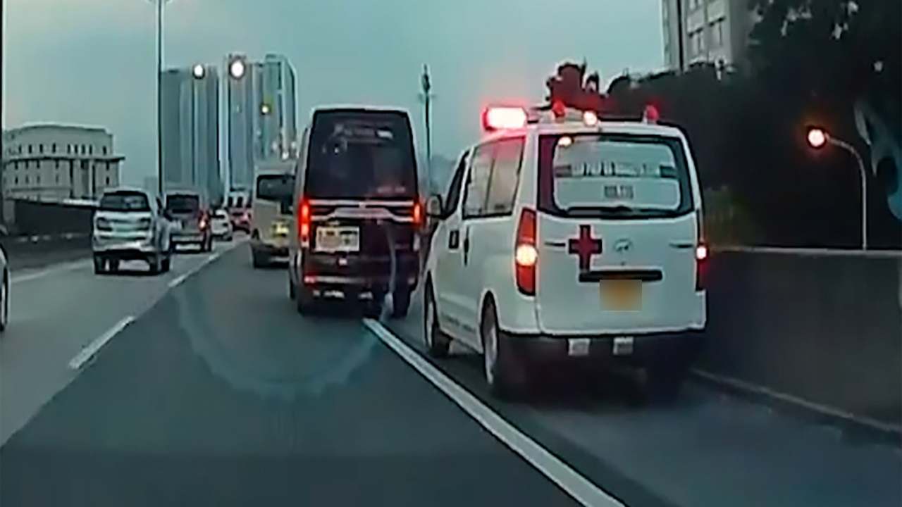 Dù bật tín hiệu ưu tiên nhưng xe cấp cứu vẫn không được xe limousine phía trước nhường đường