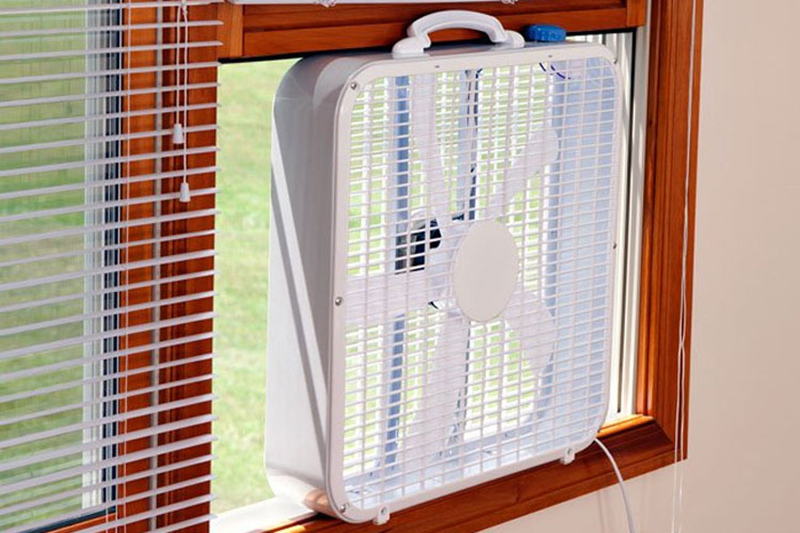 Đặt quạt gió trước cửa sổ có thể giúp tạo thông gió chéo để giảm nhiệt độ trong phòng