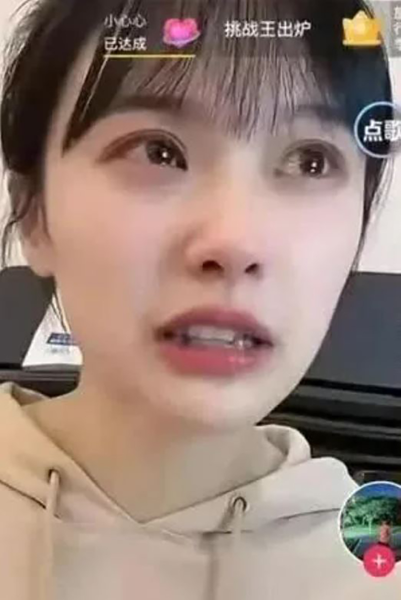 Cô Hoàng bật khóc trước số tiền quá lớn sau 1 buổi livestream