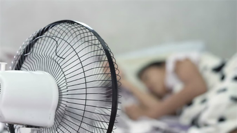 Có thể bật điều hòa ở mức 28 độ C, nếu cảm thấy nực thì bật thêm quạt gió trong phòng để lưu thông khí