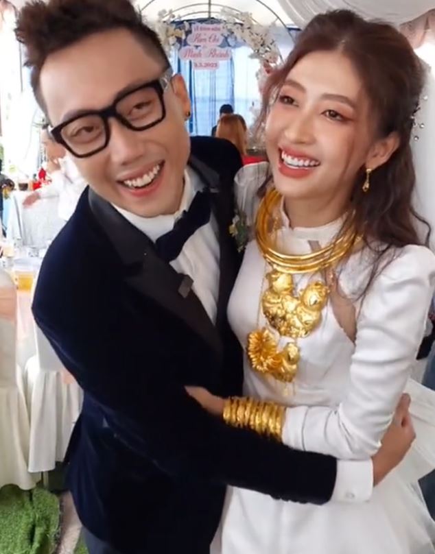 Kim Chi hạnh phúc trong ngày đính hôn