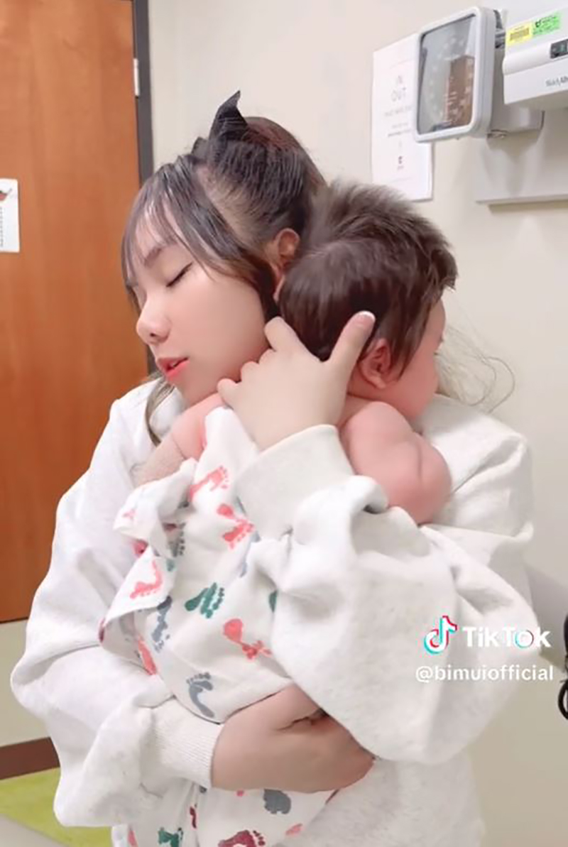 Để đảm bảo an toàn, Múi Xù tiêm vắc-xin cho con gái rồi mới đưa con về Việt Nam