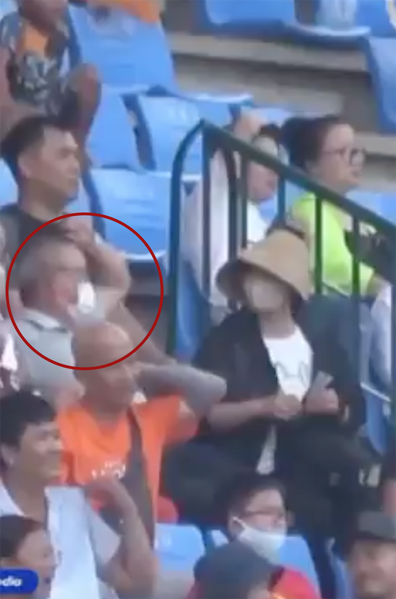 HLV Park Hang Seo tức giận bẻ cong cây quạt khi chứng kiến bàn thua của Việt Nam