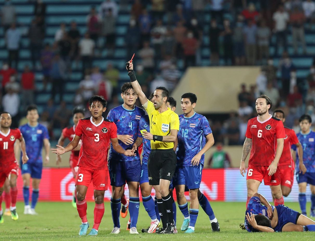 Hình ảnh các cầu thủ Thái Lan và Indonesia 'giao lưu' liên tục trên sân cỏ