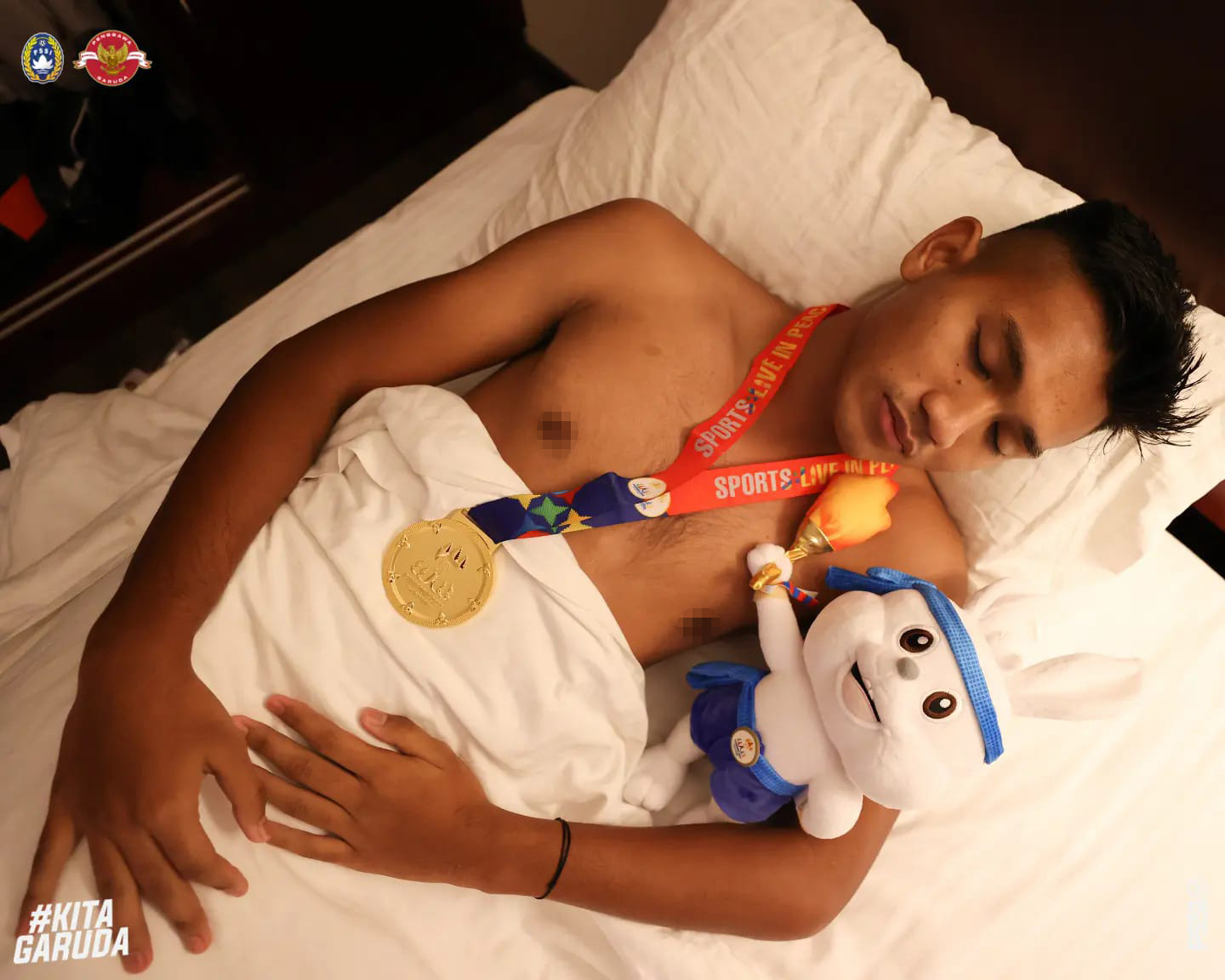 Các cầu thủ U22 Indonesia trở về khách sạn ngủ khi đang ôm linh vật và đeo huy chương vàng