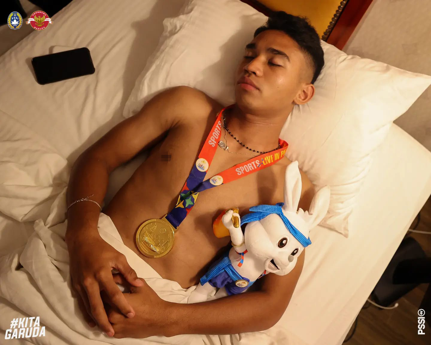U22 Indonesia đeo HCV ôm linh vật SEA Games 32 đi ngủ, trái ngược với thái độ của tuyển Thái Lan - ảnh 3