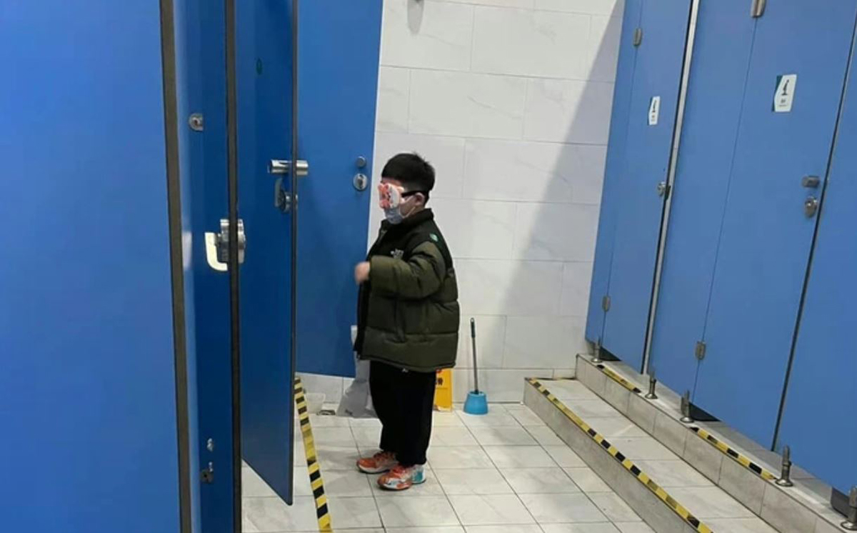 Người mẹ được khen dạy con khéo vì cho con trai đeo bịt mắt khi đứng chờ trong nhà vệ sinh nữ