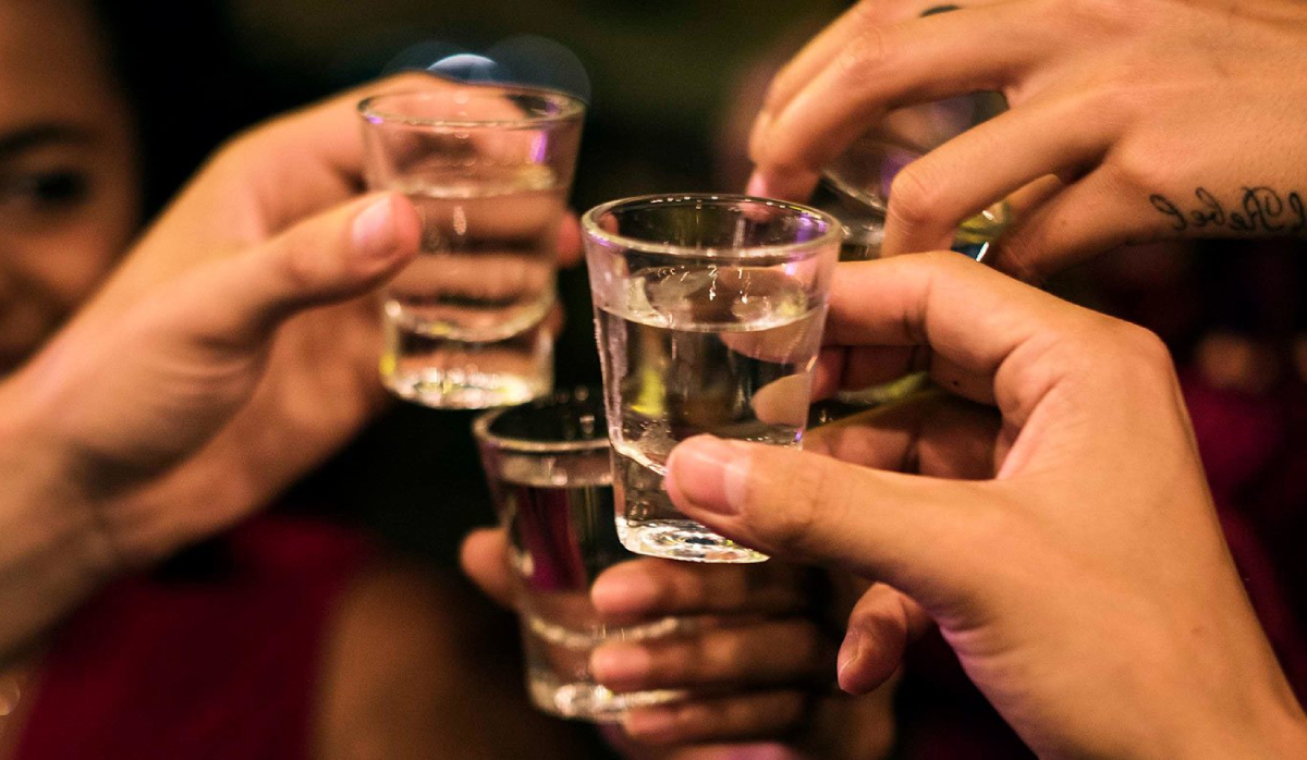 Uống rượu liên tục có nguy cơ gây ngộ độc và đột tử
