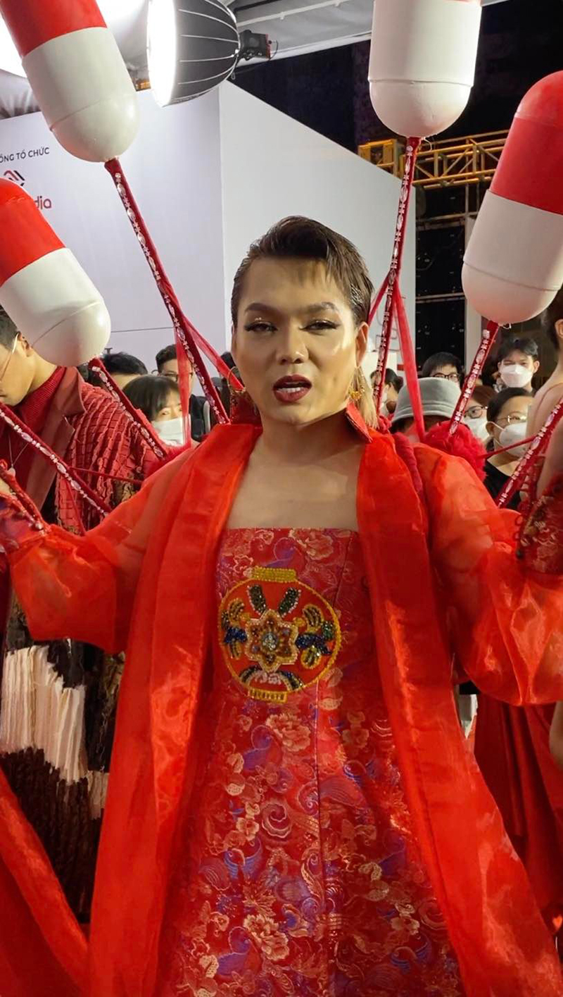 Những bộ trang phục ấn tượng của Phạm Thoại trên thảm đỏ