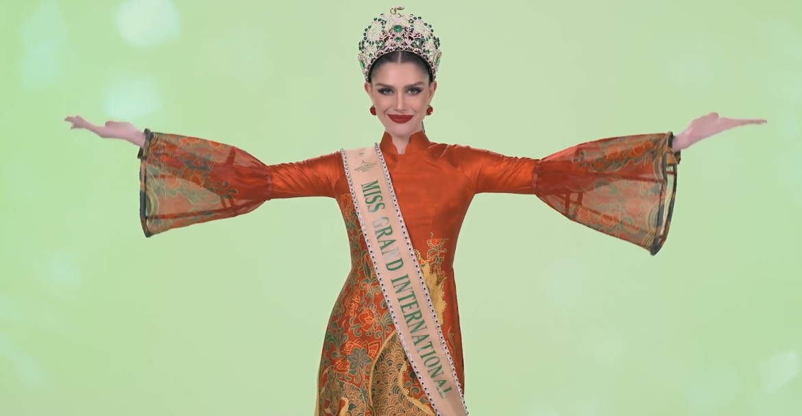 Nhan sắc của 'mỹ nhân đẹp nhất thế giới' trong tà áo dài Việt Nam được khen ngợi