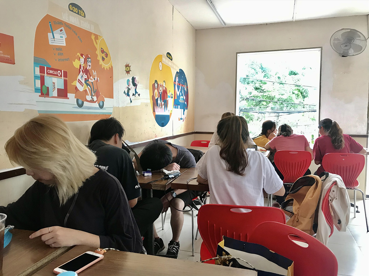 Học sinh, sinh viên ngồi kín trong cửa hàng tiện lợi để tránh nóng (Ảnh minh họa)