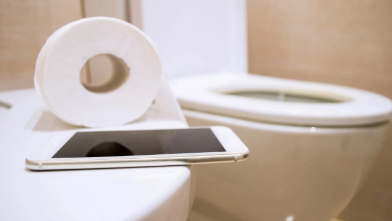 Mang điện thoại vào nhà vệ sinh tăng nguy cơ nhiễm khuẩn