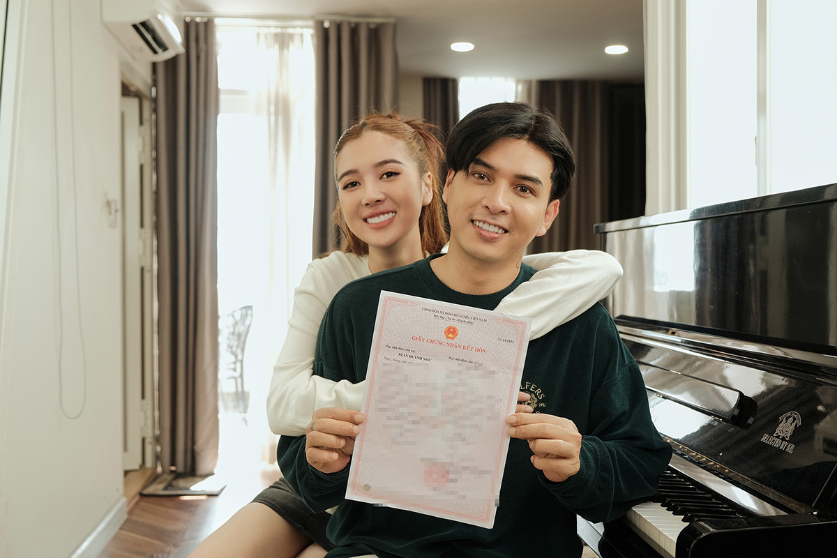 Hồ Quang Hiếu khoe giấy đăng ký kết hôn với bạn gái kém 17 tuổi