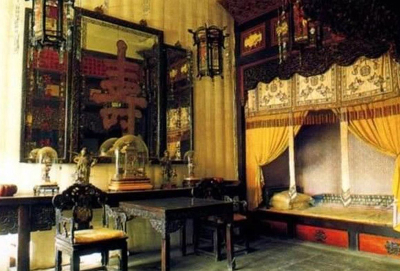Phòng ngủ của vua không rộng nên giường nhỏ là bố trí hợp lý
