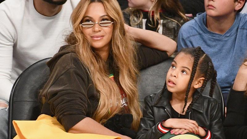 Blue Ivy (phải) bên cạnh mẹ của mình là nữ ca sĩ Beyonce