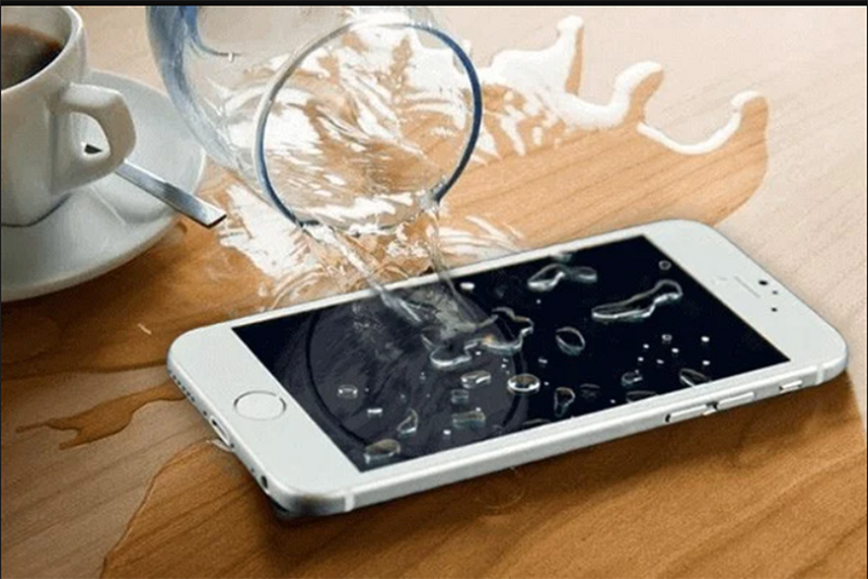 Điện thoại ngửa trên bàn dễ gặp sự cố cho bụi bẩn, chất lỏng, thức ăn... rớt xuống