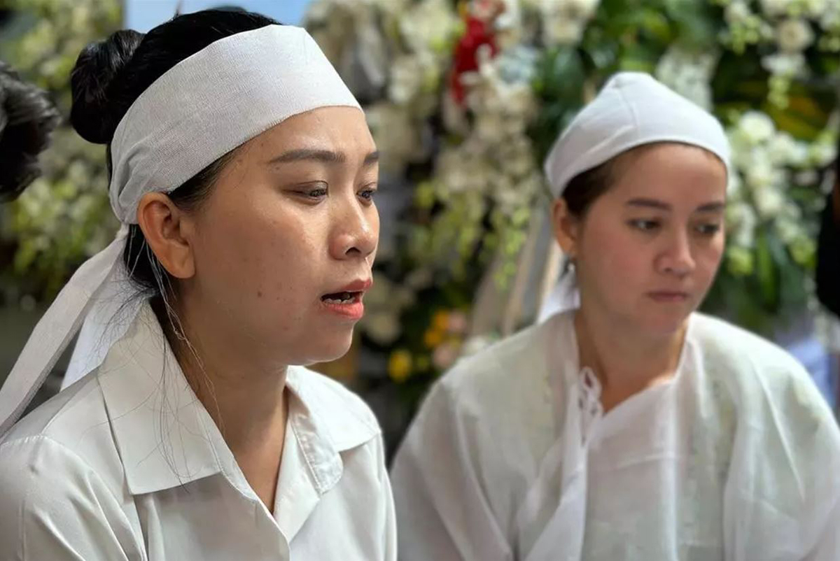 Hồng Loan (phải) và Hồng Phượng (trái) trao đổi với truyền thông về thân phận của Hồng Loan trong tang lễ của cố NS Vũ Linh
