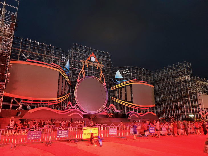 Hình ảnh sân khấu được thi công chuẩn bị cho Festival biển Nha Trang sắp tới (Ảnh: Tuổi Trẻ)