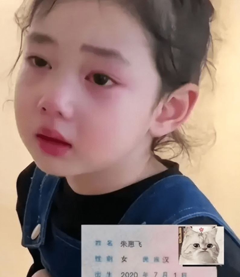 Bé Chu Huệ Phi khóc ngất khi đi học về