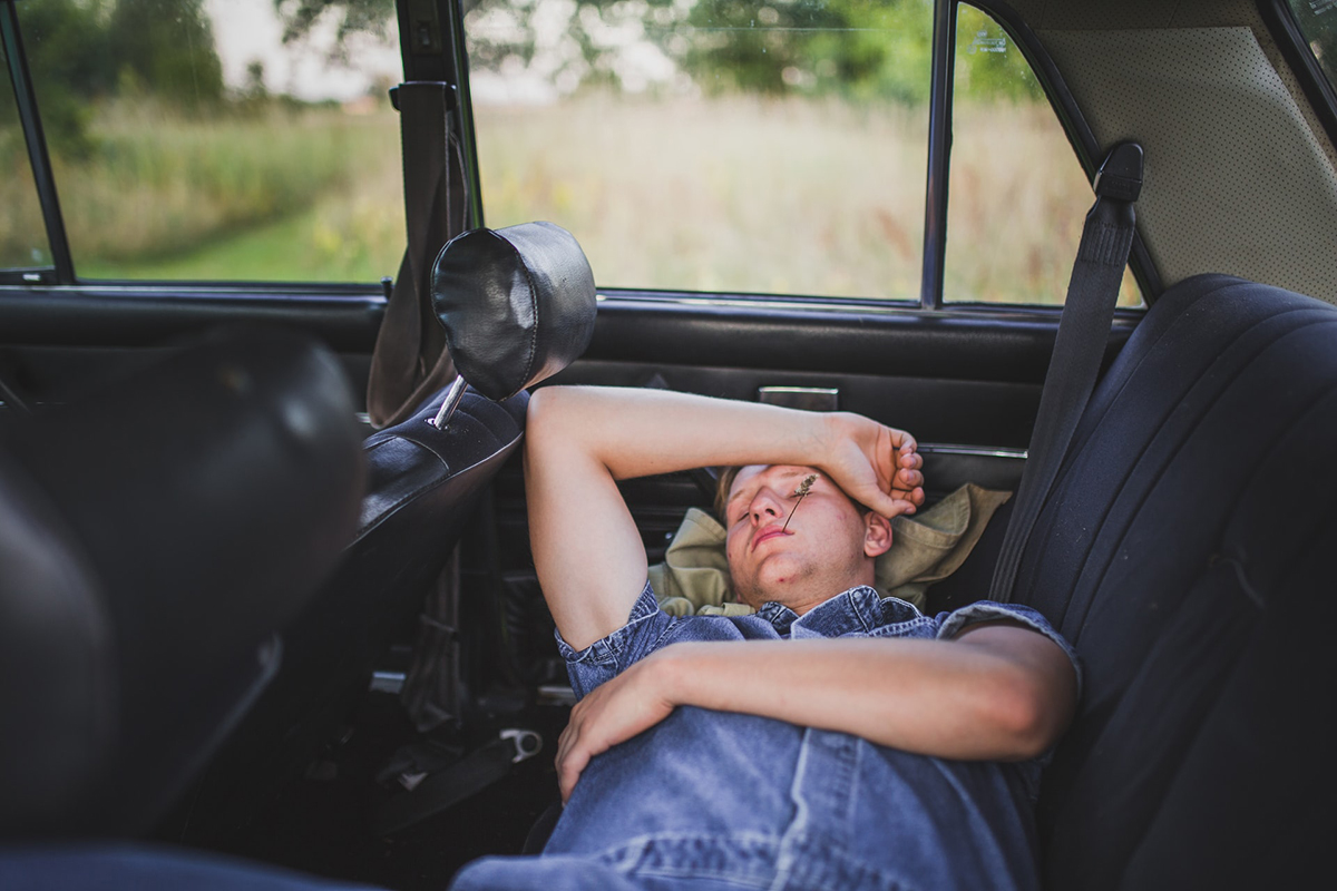 Ngủ trong xe bật điều hòa, đóng kín cửa dễ gây tình trạng ngạt khí, hôn mê não và tử vong (Ảnh minh họa)