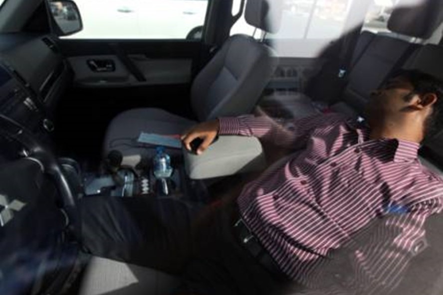 Nhiều người rơi vào cảnh họa hoằn khi đóng kín cửa, bật điều hòa ngủ trong xe (Ảnh minh họa)