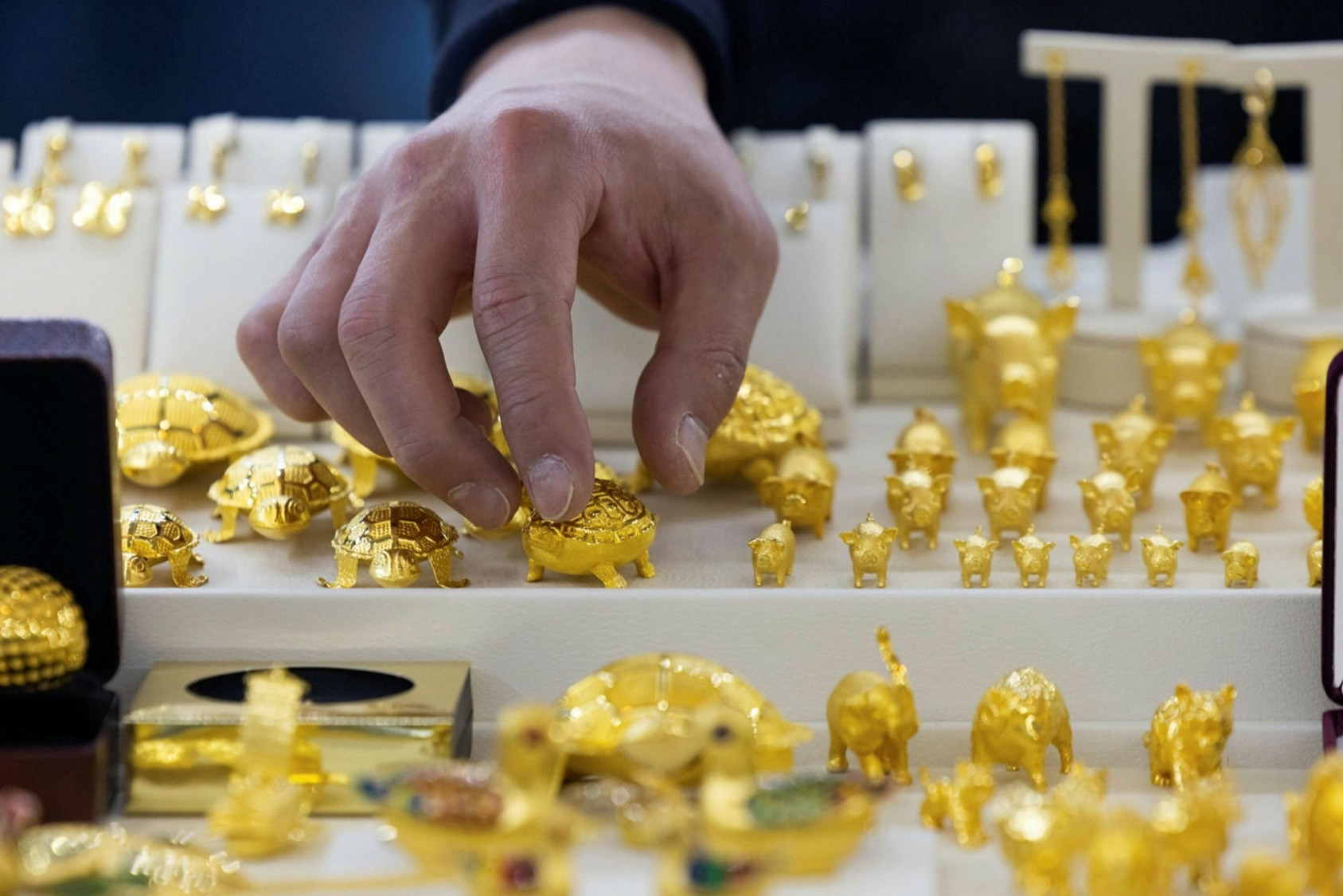 Nguyên nhân do ảnh hưởng từ thị trường vàng trên thế giới đang lùi sâu