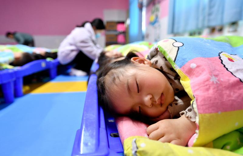 Phụ huynh nên tập cho trẻ có thói quen ngủ trưa