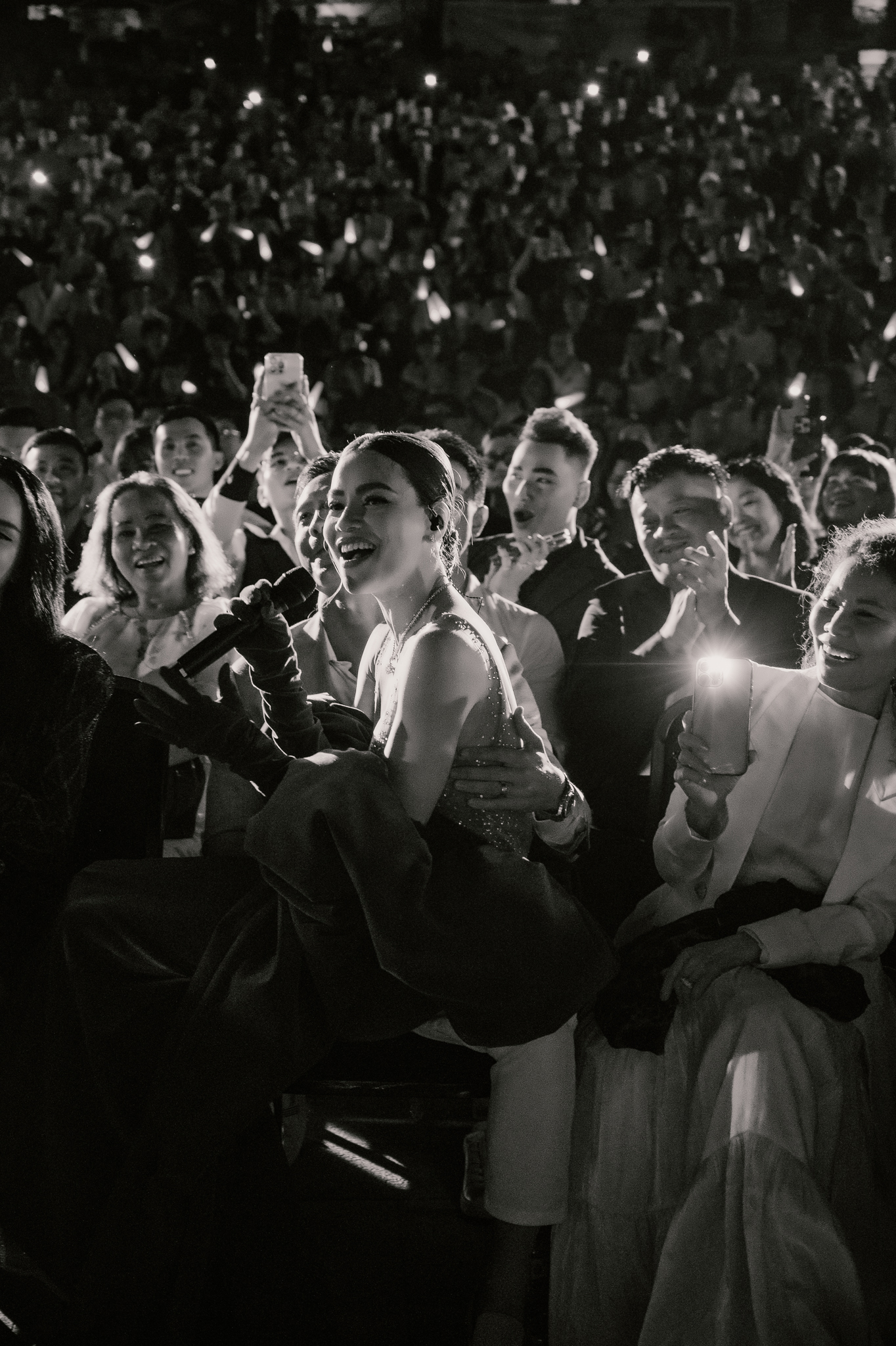 Hồ Ngọc Hà ngồi trên đùi của Kim Lý khi hát 'Cả một trời thương nhớ'