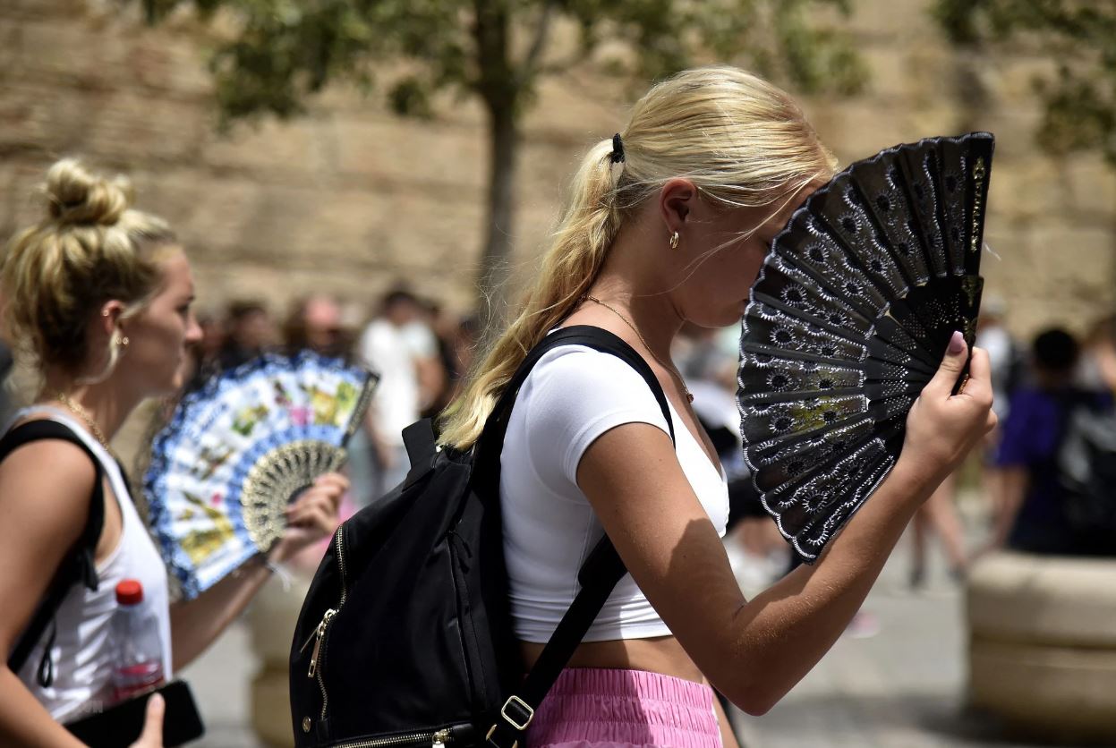 Mùa hè, người dân châu Âu thường tránh nóng ở nơi công cộng có vòi phun nước