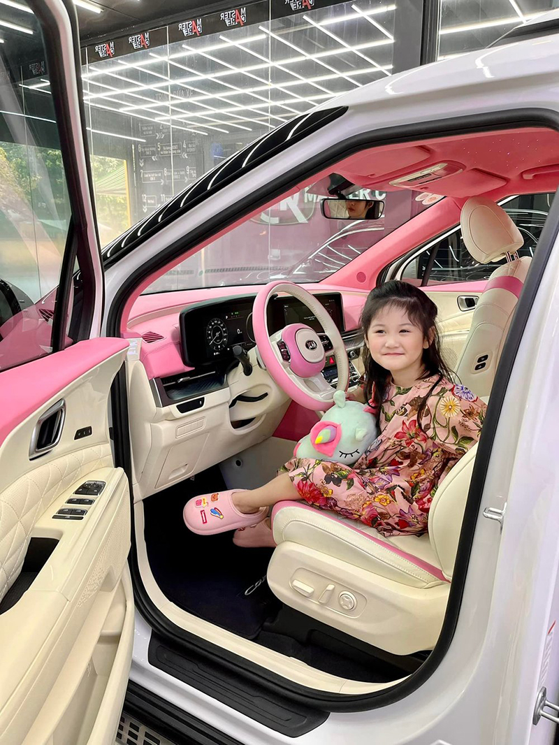Các con được tặng chiếc xe màu hồng trị giá gần 2 tỷ đồng