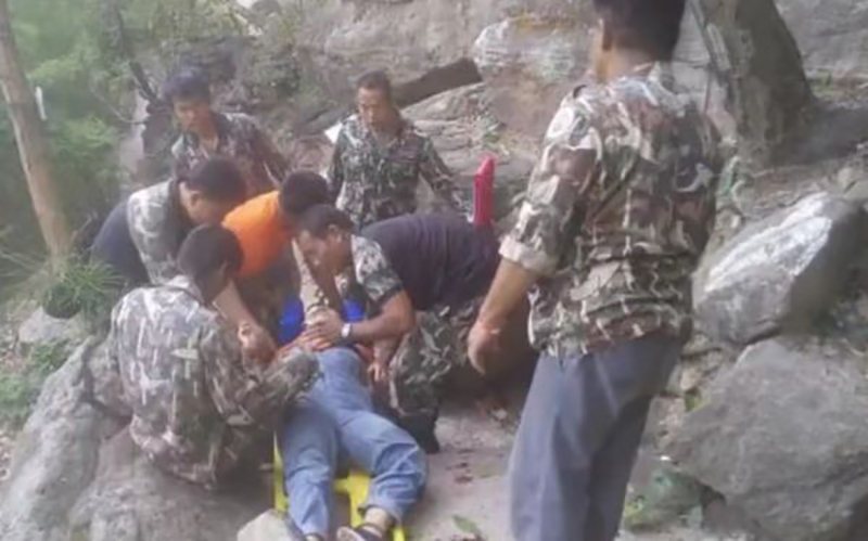 Người chồng đẩy vợ đang mang thai xuống vách núi cao 34 mét khiến cô bị liệt hai chân