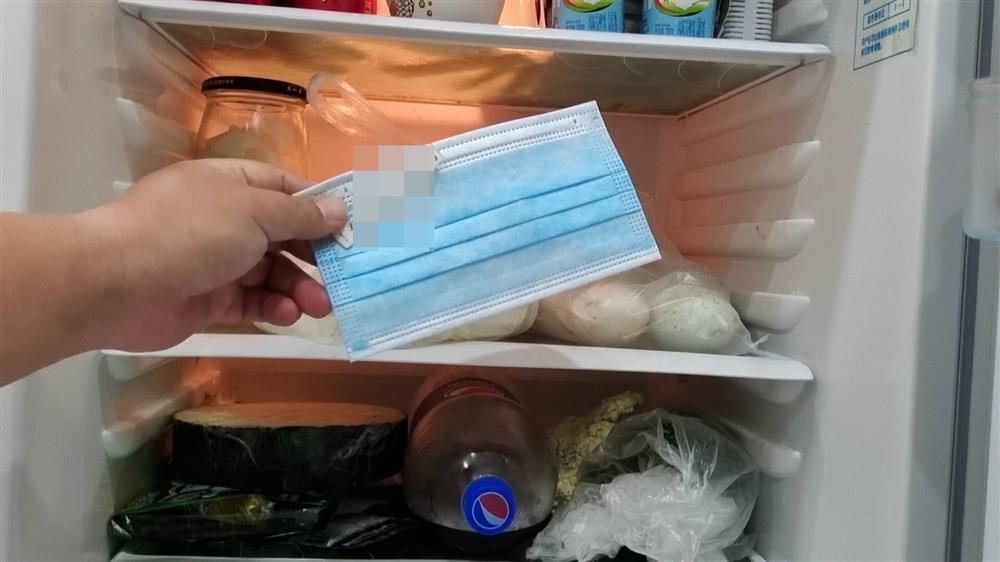 Khẩu trang y tế được tận dụng để khử mùi và tiết kiệm cho tủ lạnh