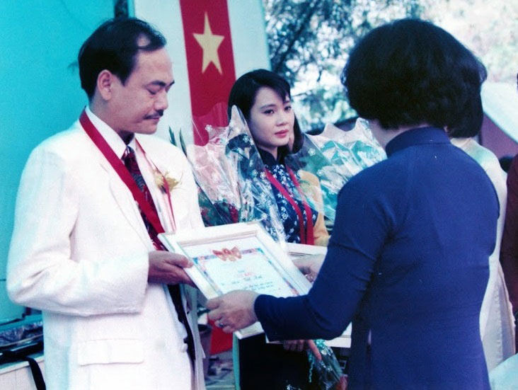 Tấm ảnh đen trắng 42 năm trước của NSND Việt Anh gây xôn xao, dân mạng gọi tên Trấn Thành? - ảnh 2
